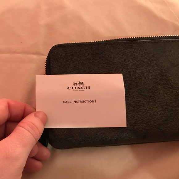 NWT Coach Wristlet - Picture 4 of 8